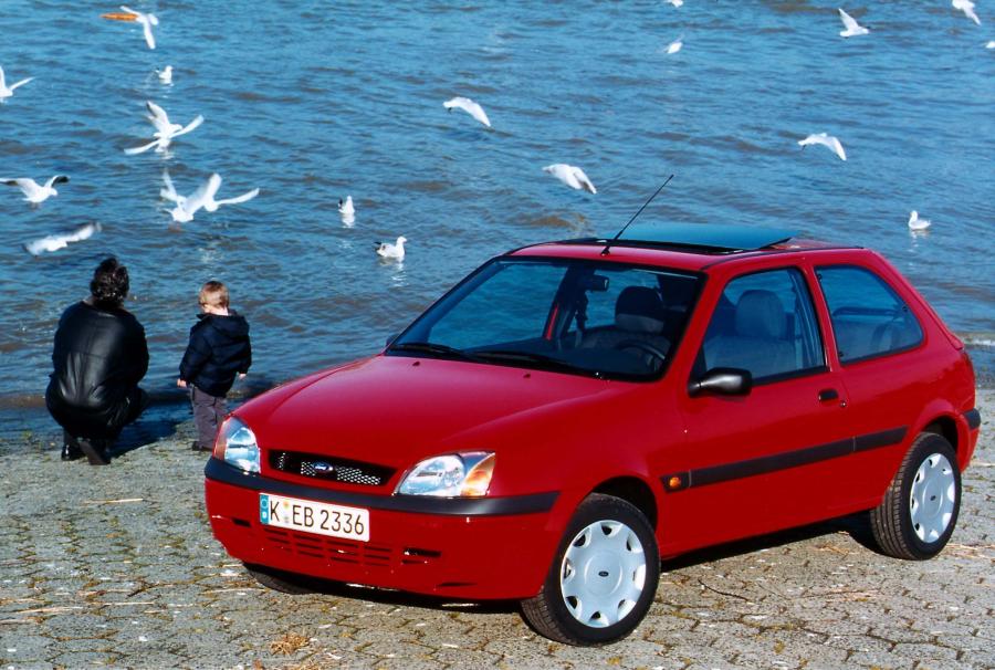  Ford Fiesta 2000 года  (фото 25 из 40)